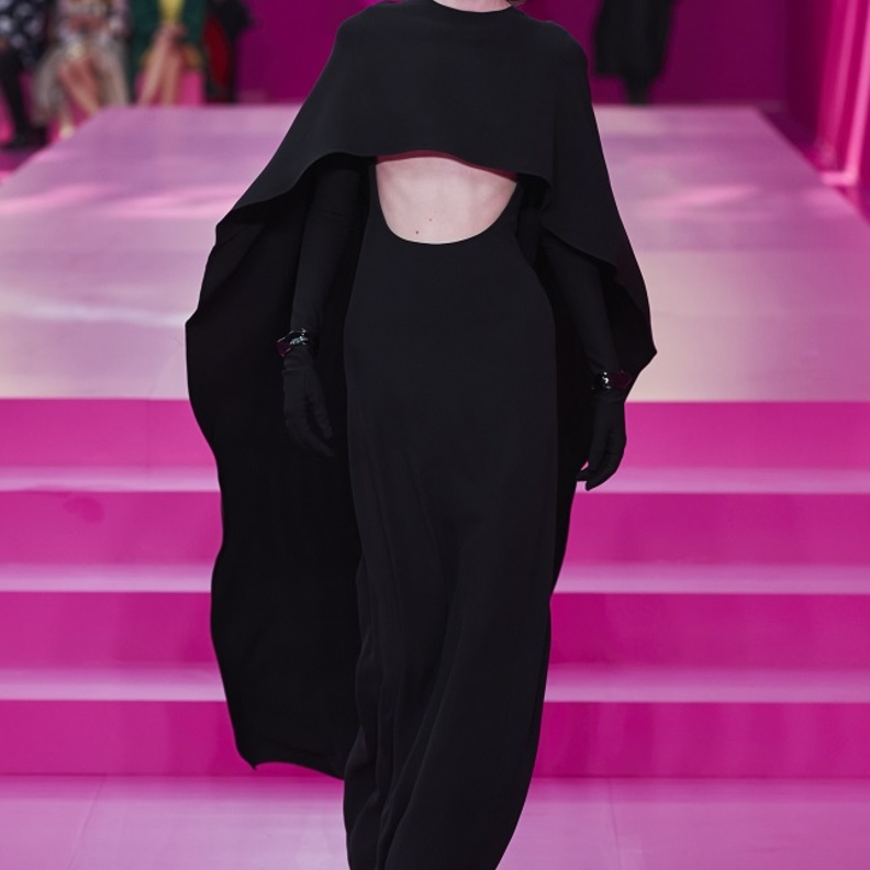 موضة ألوان خريف وشتاء 2022 الأسود يتصدر اللاّئحة بإطلالة لافتة من Valentino