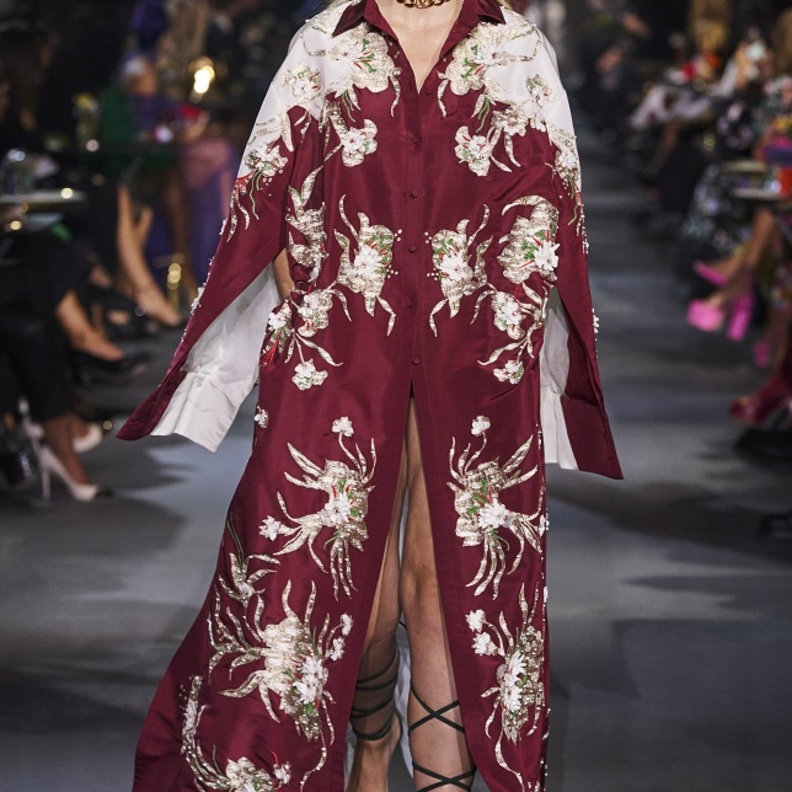 تنسيق إطلالات باللّون التوتي مميّزة ولافتة من Valentino