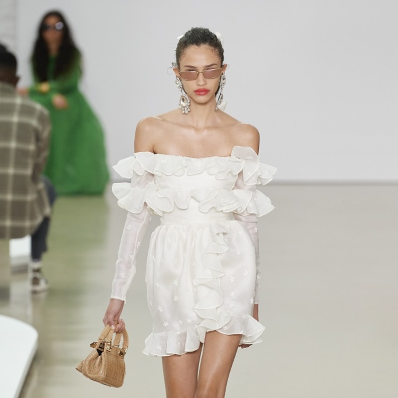 موديلات فساتين off shoulders صيحة موسم صيف 2022 من Giambattista Valli