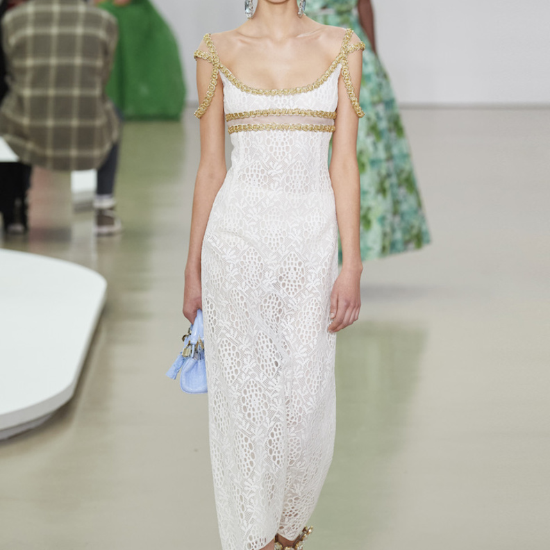 فستان السهرة الأبيض بالقصّة البسيطة وبالتفاصيل الفاخرة بالذهبي من Giambattista Valli