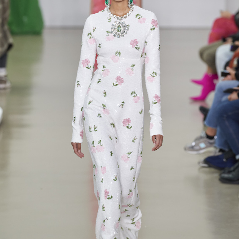 لمسات الورود الأنثوية زيّن فستان السهرة الفاخر من الترتر من تصميم Giambattista Valli