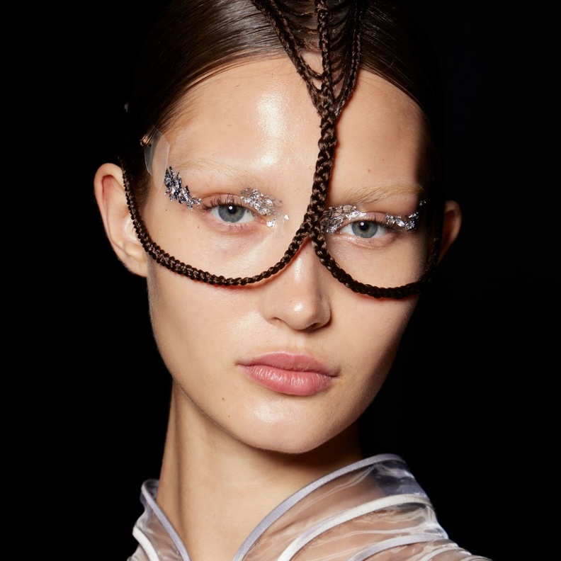 تسريحات شعر مبتكرة من  أسبوع الهوت كوتور لخريف وشتاء ٢٠٢٣ في باريس