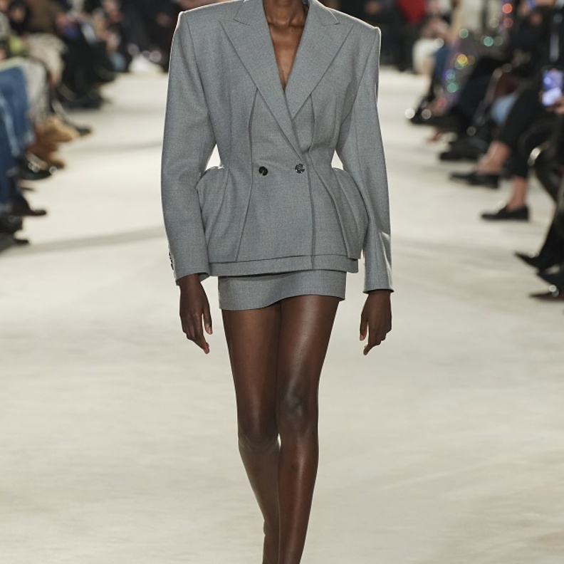 تنسيق اللّون الرمادي بإطلالة شيك صيحة موسم صيف 2022 من Alexander Vauthier