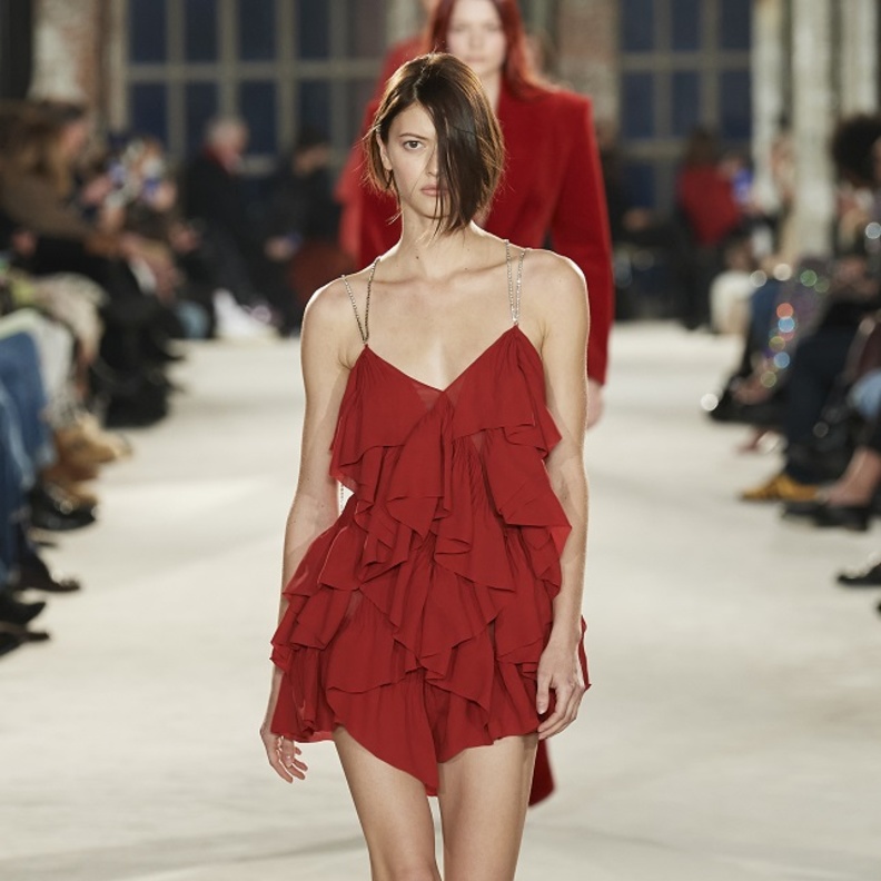 إطلالات باللّون الأحمر صيحة موسم صيف 2022 من Alexander Vauthier