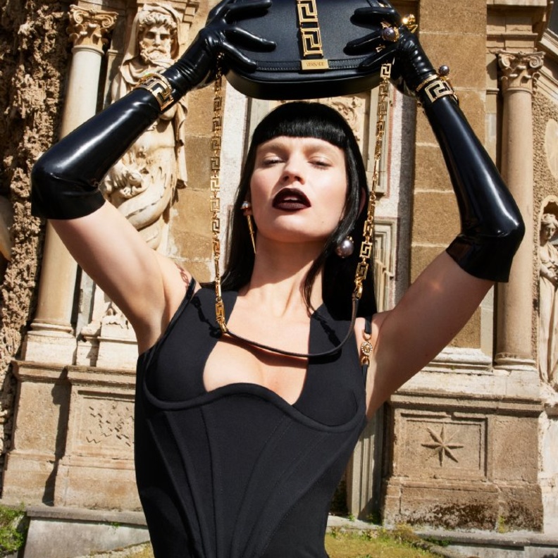 حملة Versace لخريف وشتاء 2022 من بطولة Lily James