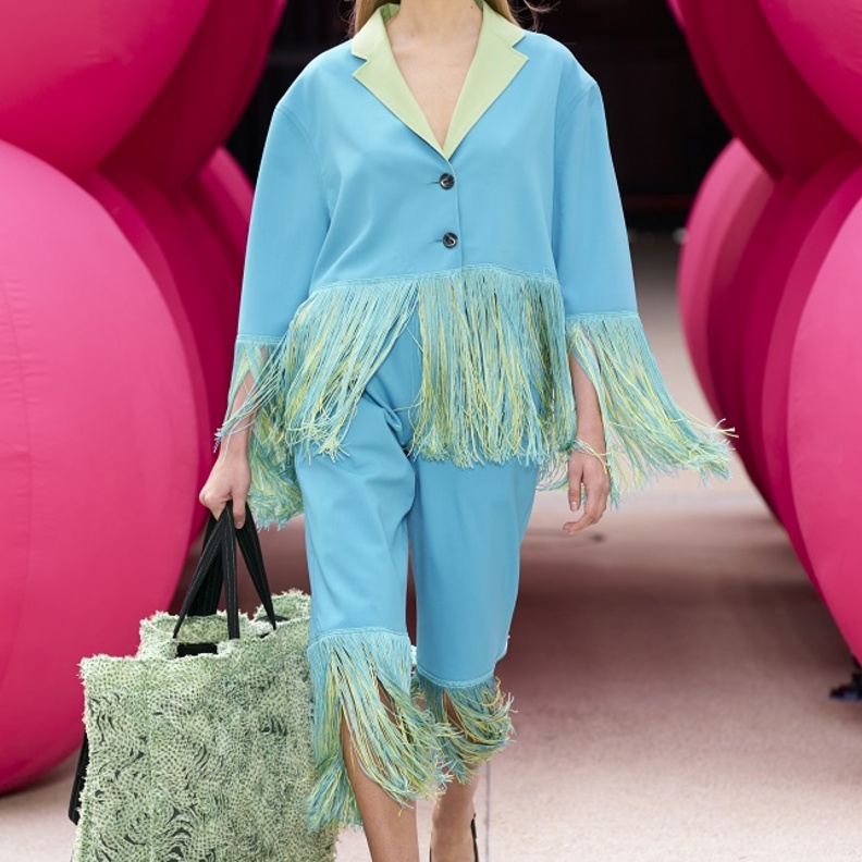 تنسيق لوك عصري للصيف بأسلوب الطقم الرائج صيحة لافتة ومميّزة من Victoria Tomas