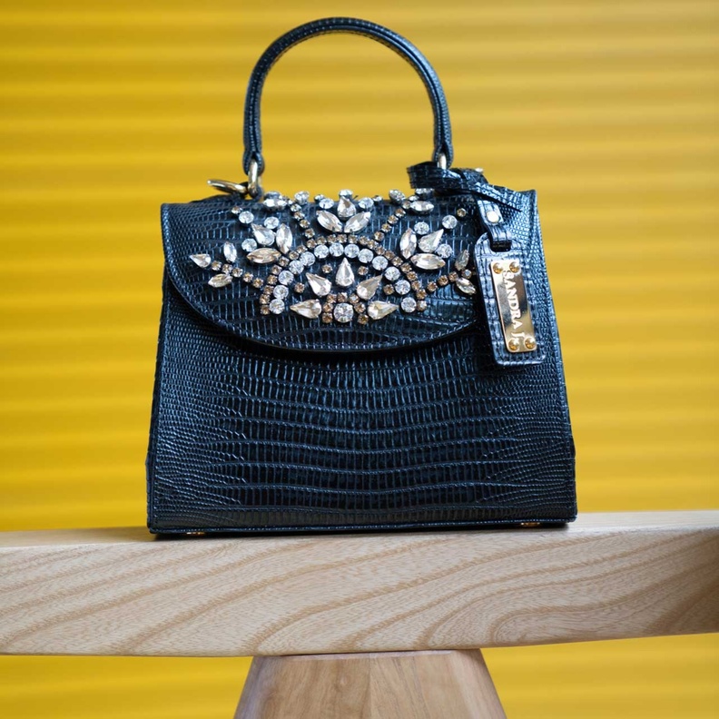 Sandra J.  تطلق مجموعة حقائب اليد الخاصة بالعيد!