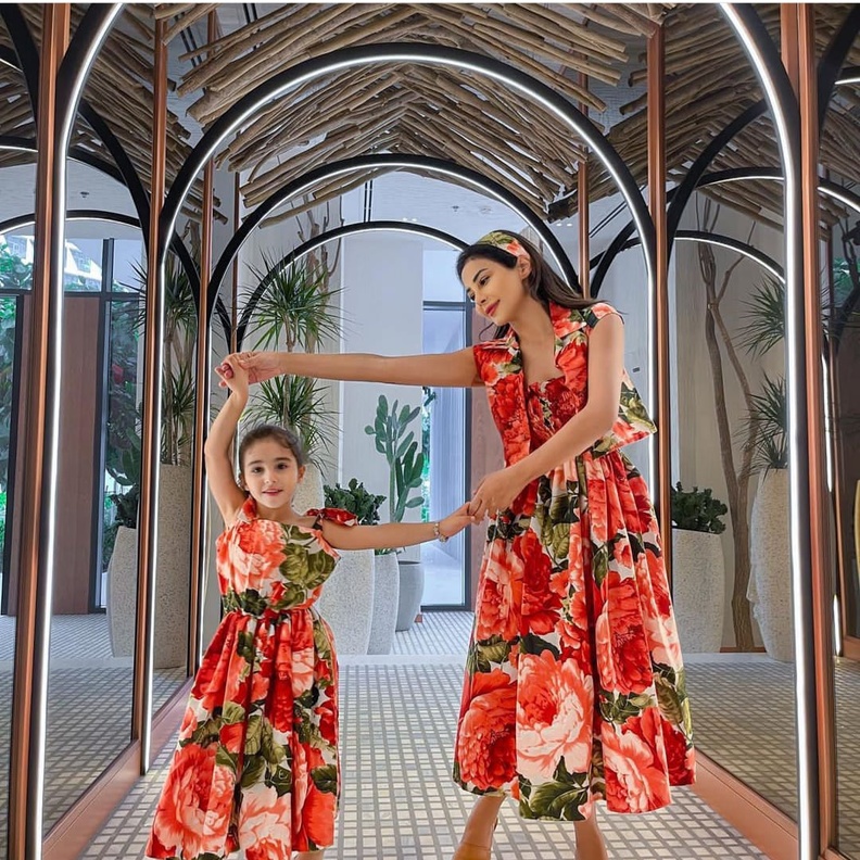 إطلالة مهيرة عبد العزيز مع ابنتها