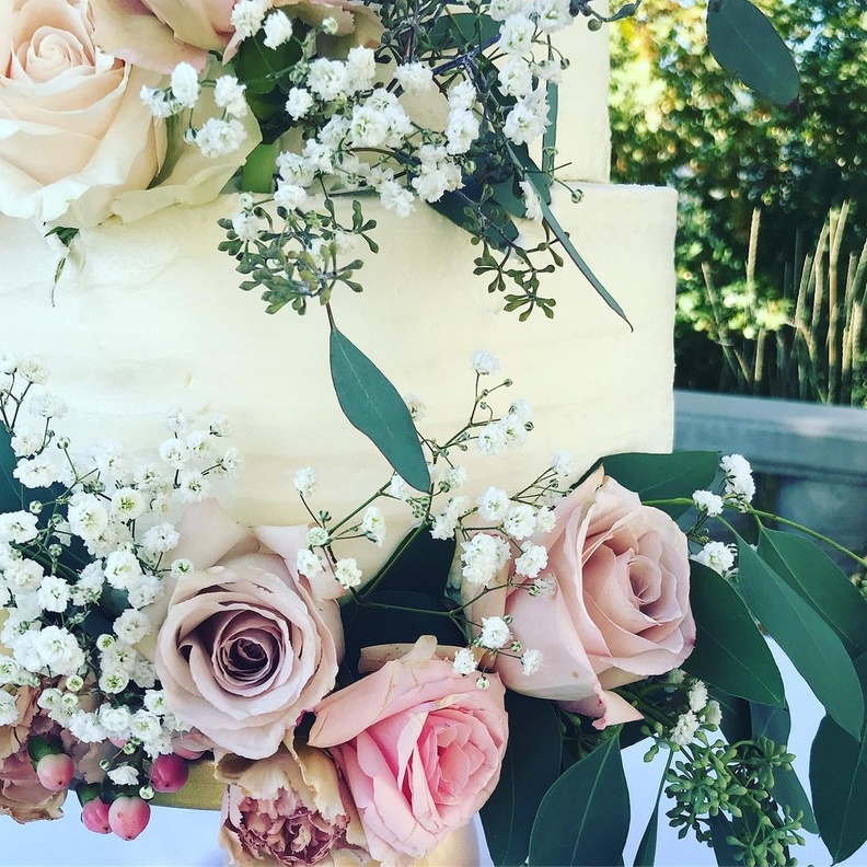 أفكار لاختيار كعكات حفلات الزفاف الصيفية