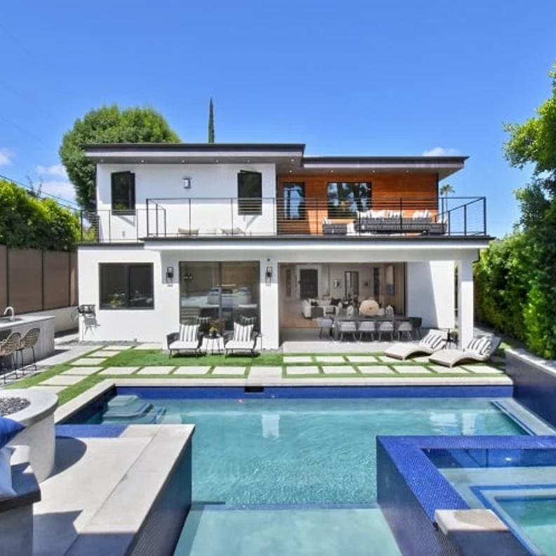 حمام السباحة