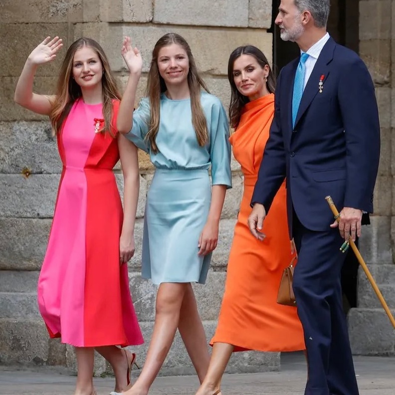  أحدث ظهور رسمي لملكة إسبانيا وابنتيها بإطلالات ملونة