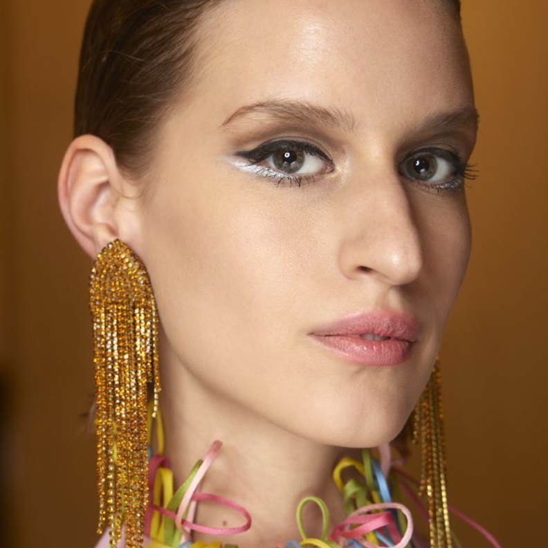 تطبيق الايلاينر العريض بعد الترطيب من دار Yanini Couture