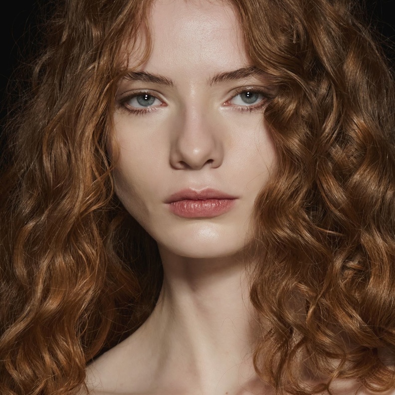 4 تسريحات للشعر الكيرلي يمكنك تطبيقها بأساليب متجددة في صيف 2022