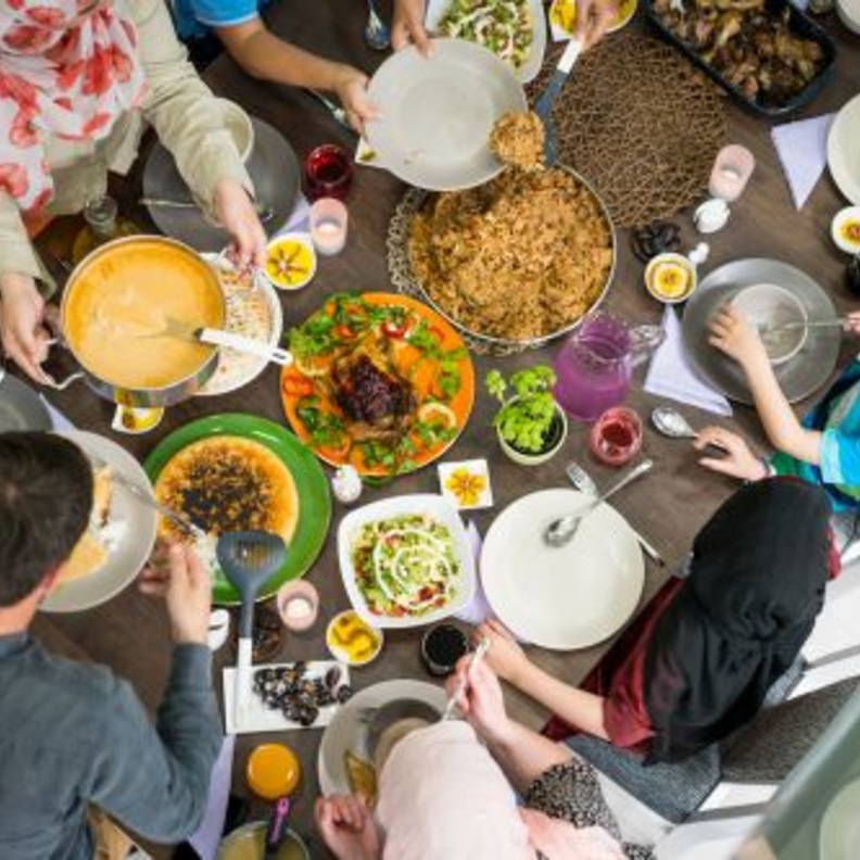 10 نصائح ذكية لتجنب مشاكل الهضم بعد العزومات