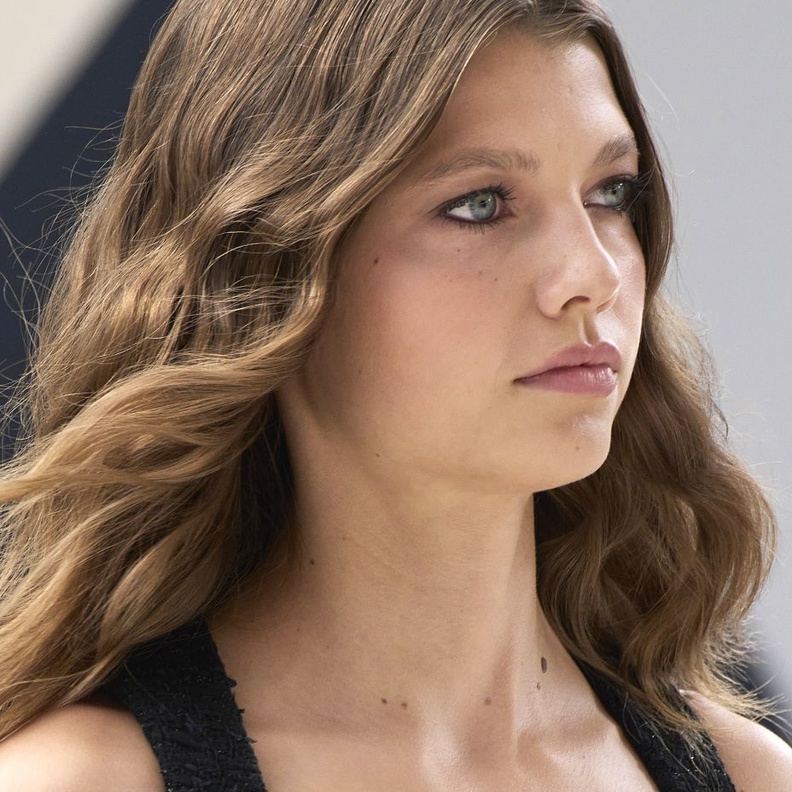 طرق العناية بالشعر الكثيف في فصل الصيف