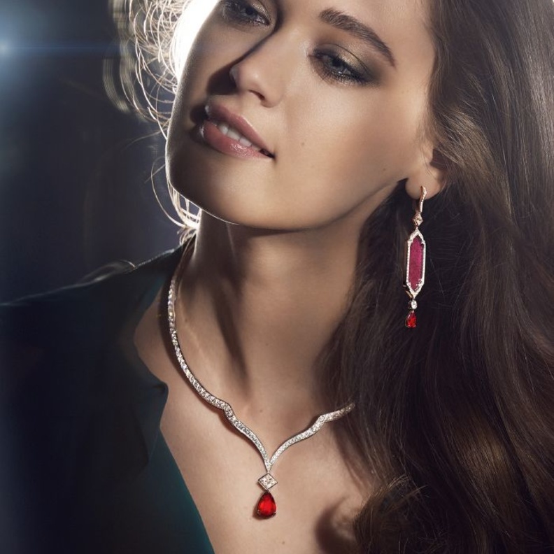 إطلالة نارية بالأقراط المرصعة بالياقوت الأحمر لشهر يوليو