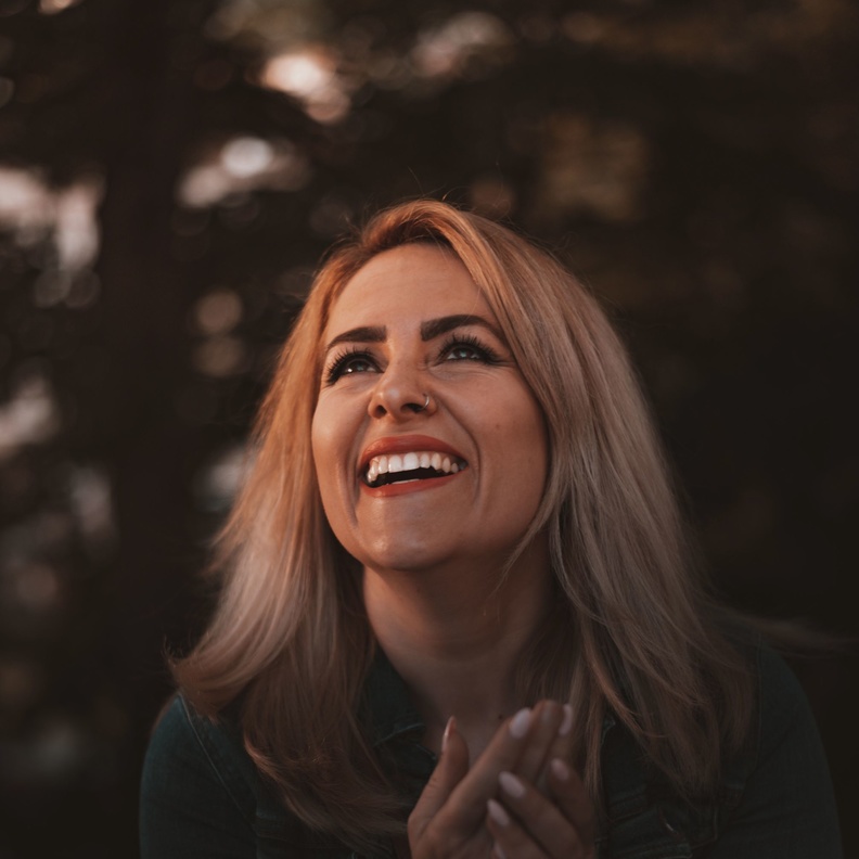 تفاصيل عملية تبييض الأسنان بالليزر وأهم نتائجها عن تجربة