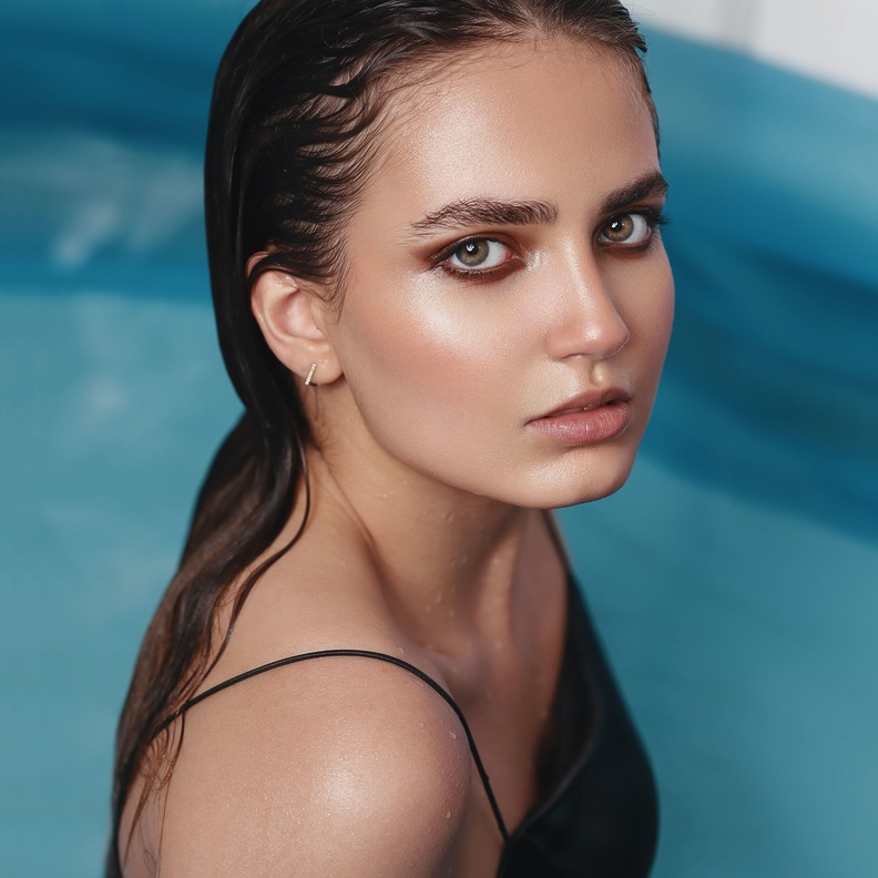 حيل جمالية للحصول على بشرة برونزية جذابة في الصيف