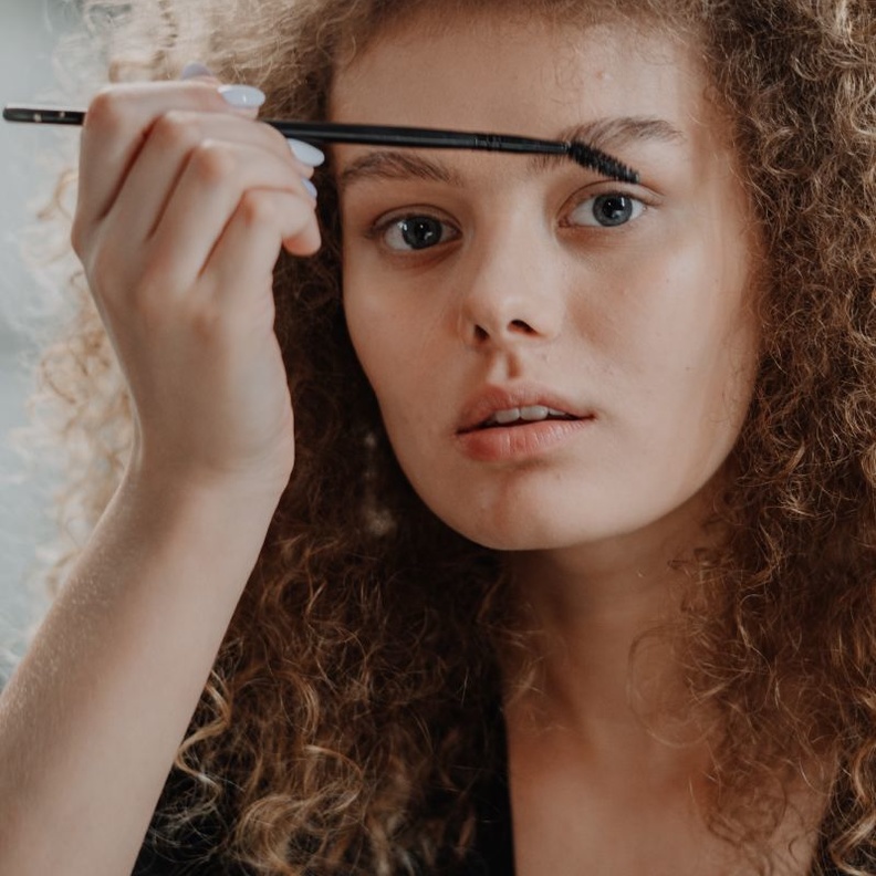 خلطات طبيعية لإعادة إنبات الحواجب في الصيف