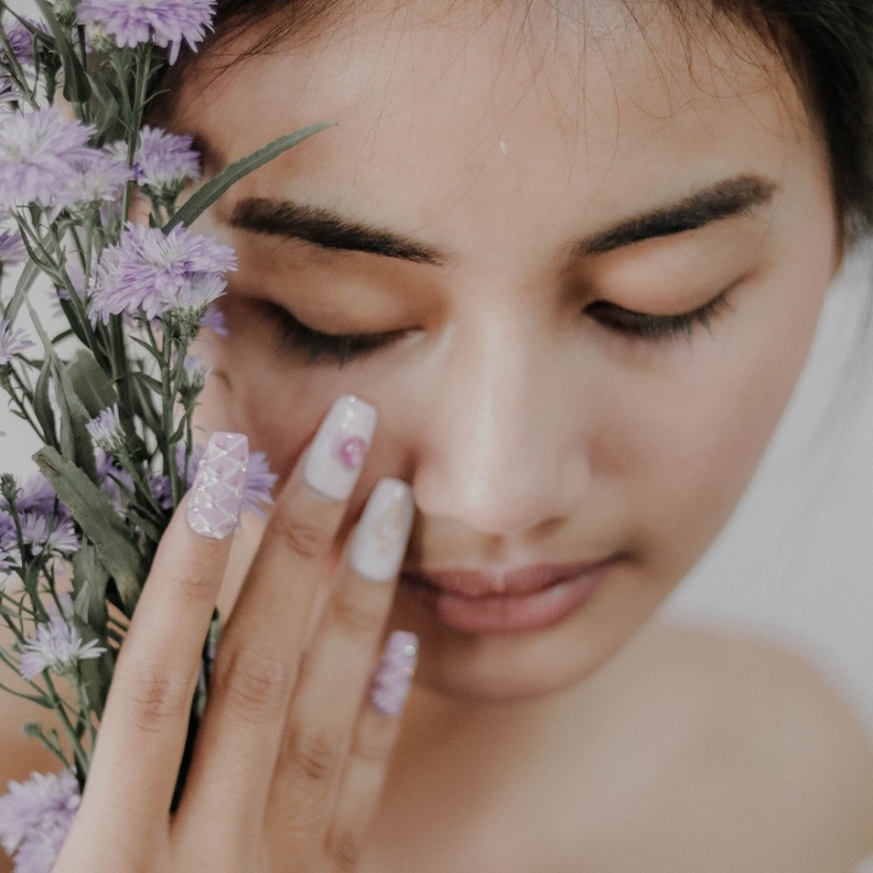 طريقة إزالة الأظافر الصناعية من دون اسيتون