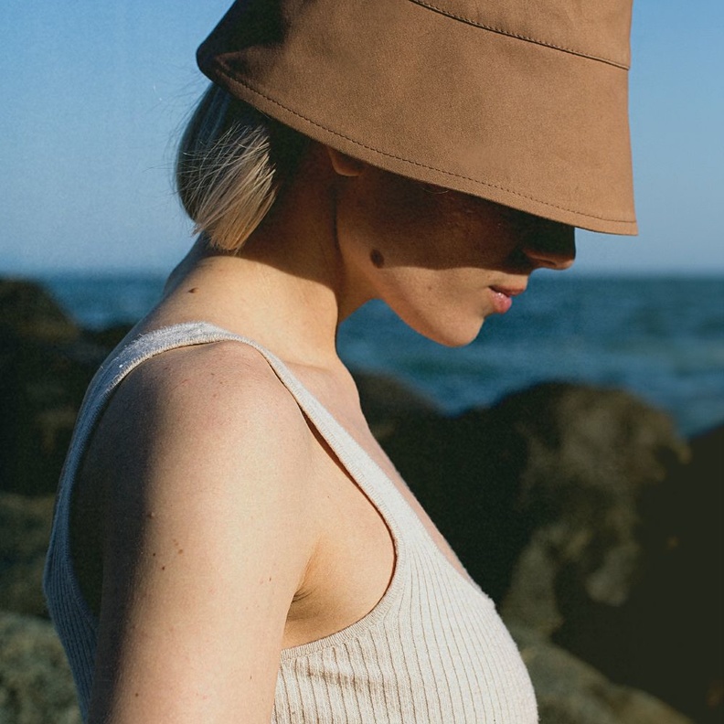 كيفية تقشير وتفتيح المناطق الحساسة بالقهوة قبل إزالة الشعر الزائد