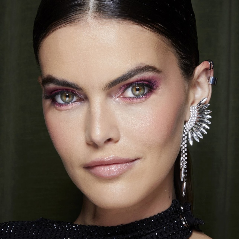 مكياج عيون صيفي مفعم بالألوان المشرقة ..إليك الخطوات