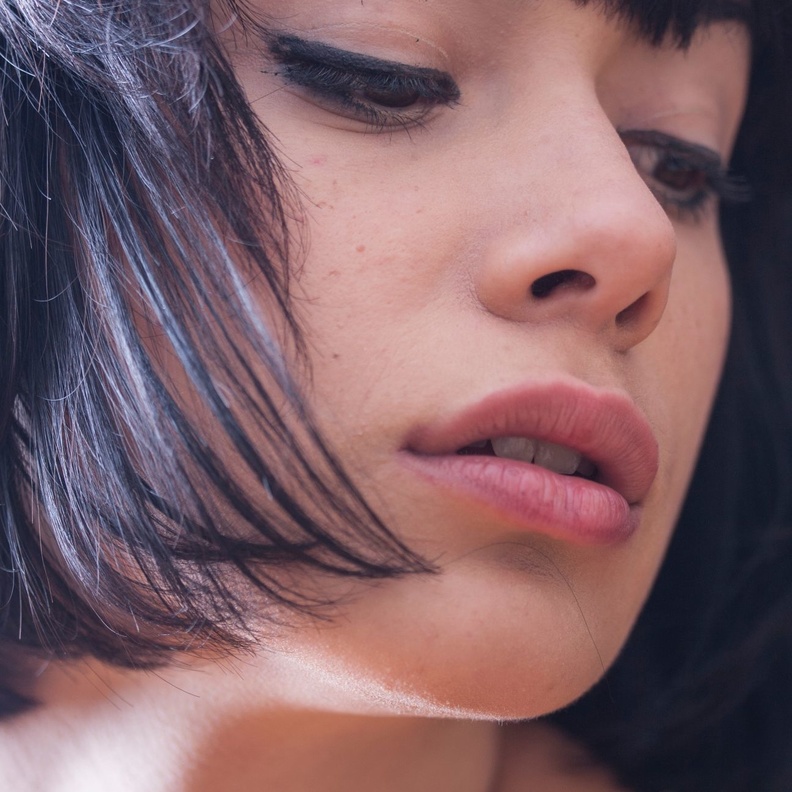 كيفية علاج سواد الشفايف بالليزر وأهم آثاره الجانبية