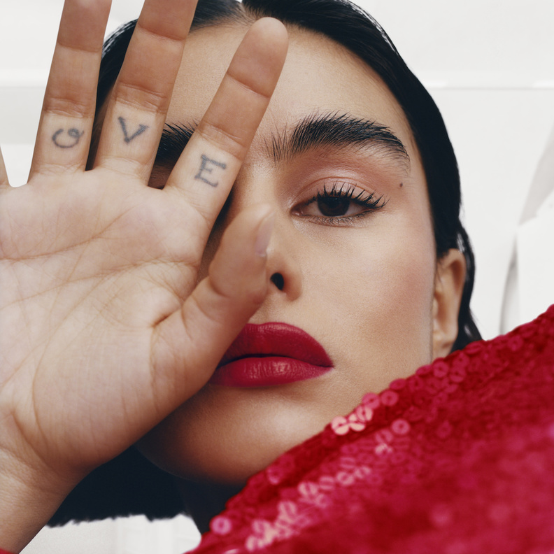  VALENTINO BEAUTY تقدّم حملتها الإعلانية BORN IN ROSSO