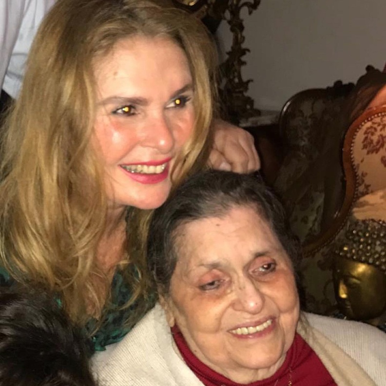 يسرا ووالدتها 