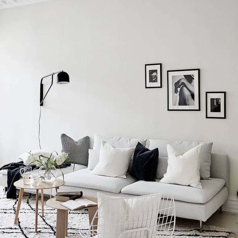 أثاث بسيط لغرفة معيشة مريحة