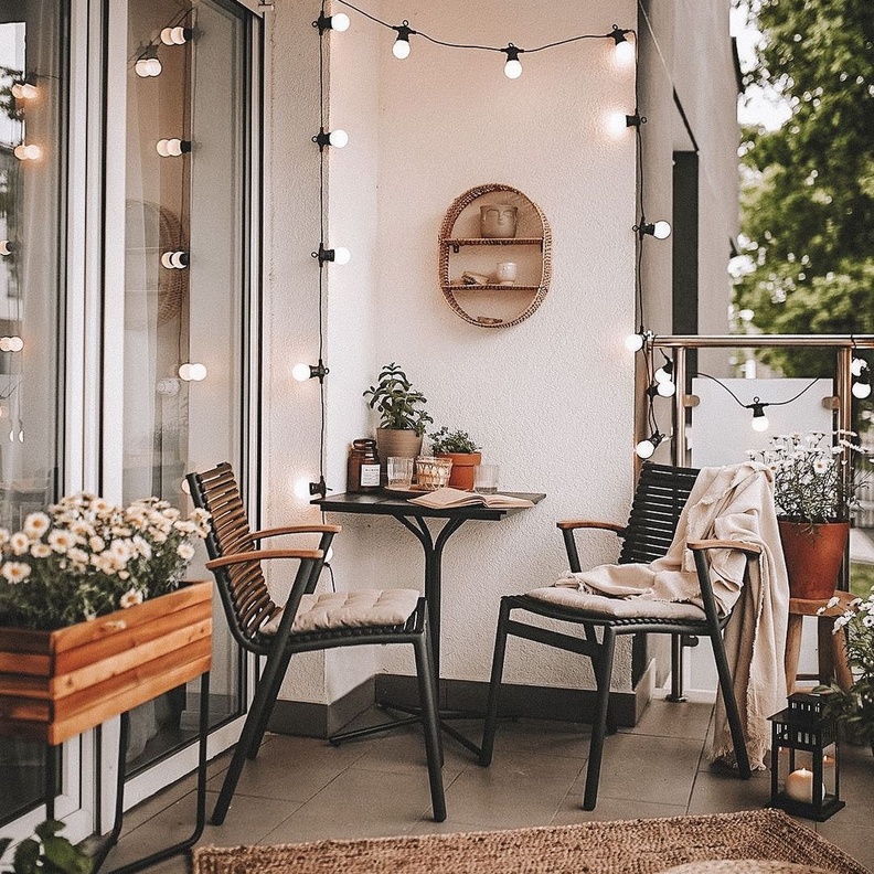 أحواض النباتات والإنارة في ديكور الشرفات