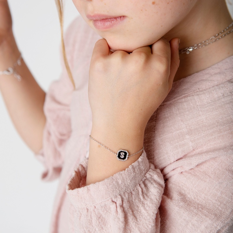 أروع الأساور المزينة بأشكال الأحرف لإطلالة يومية جذابة