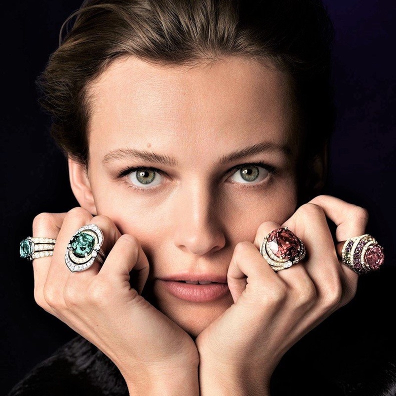 أروع الخواتم المرصعة بالأحجار الكريمة قطع وسادة لمختلف المناسبات