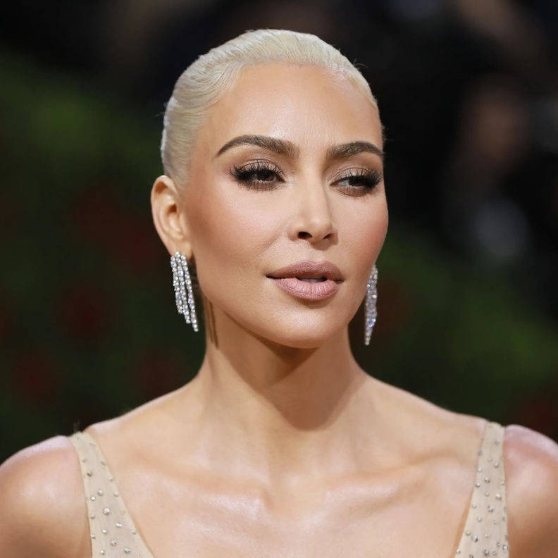 أقراط كيم كارداشيان بالألماس من كارتييه