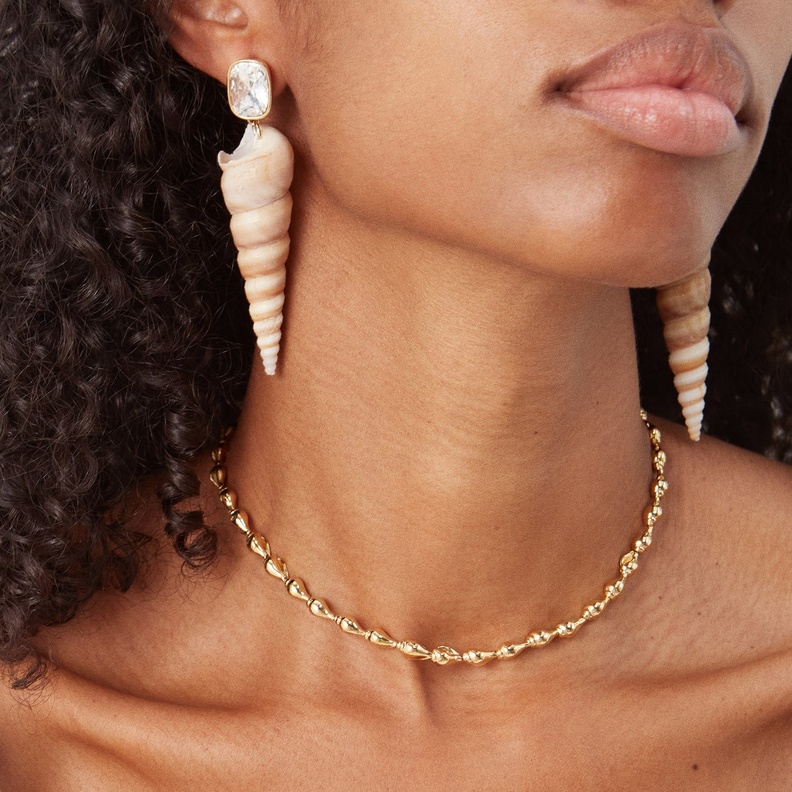 أقراط Spira crystal & shell drop من AMINA MUADDI (2)