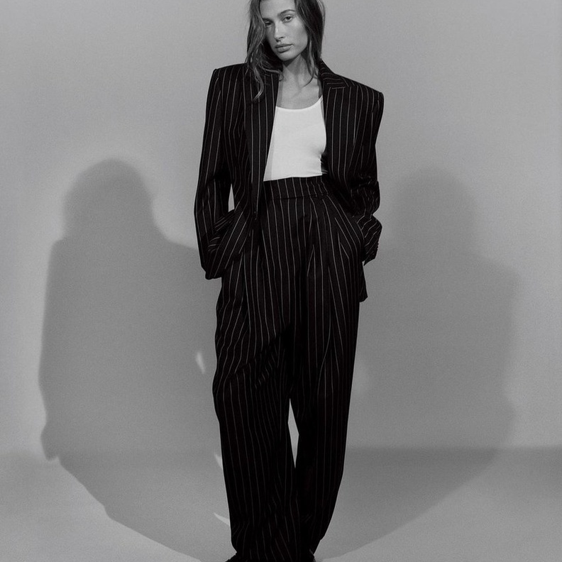 إختاري هذا الموسم البدلة الأوفر سايز على طريقة هايلي بيبر بنقشة المقلّم