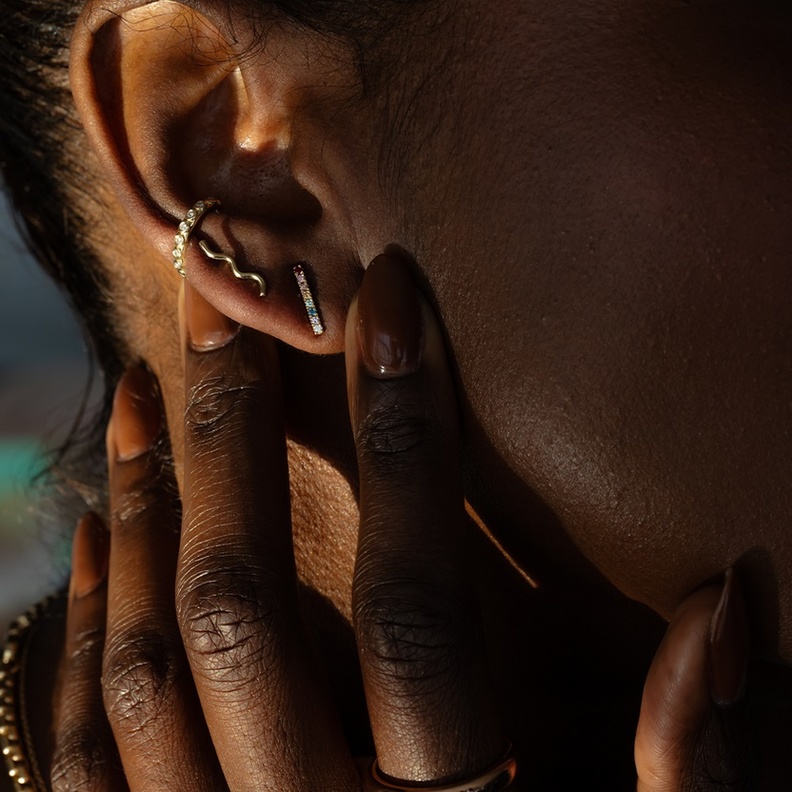 احصلي على إطلالة جذابة مع الأقراط الصغيرة