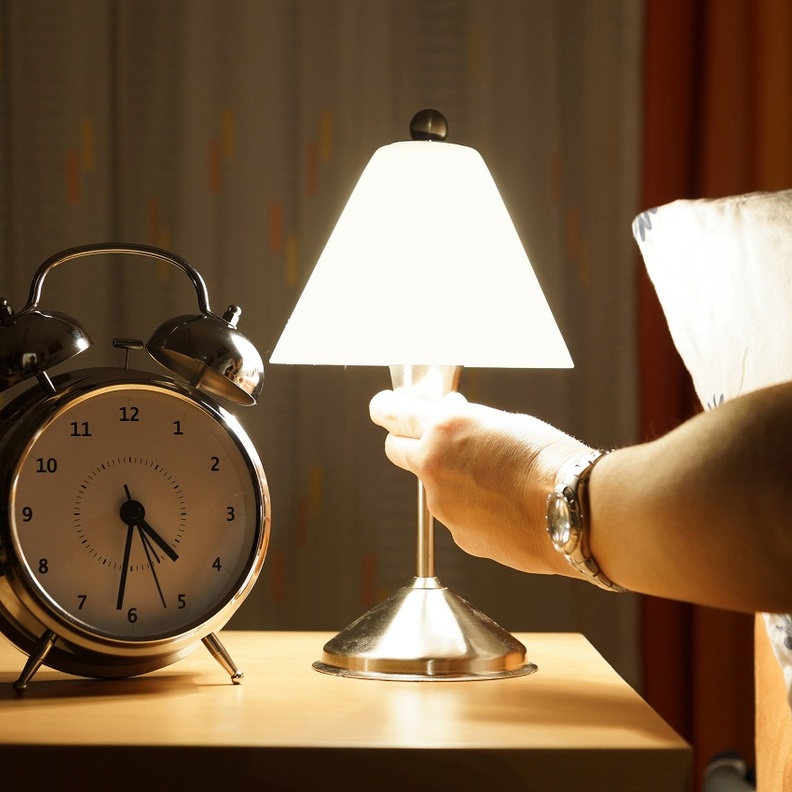 اختيار غطاء معدني يوفر مصدر ضوء اتجاهي أكثر يعمل بشكل جيد للقراءة