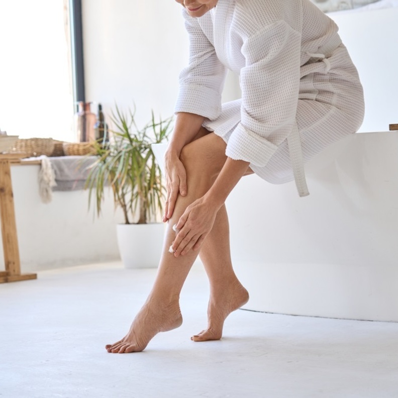 اسباب الم القدمين عند النساء