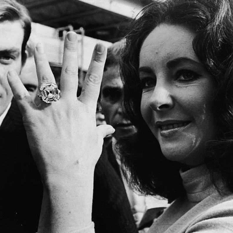 اشتهرت إليزابيث تايلور بعشقها للمجوهرات الفخمة