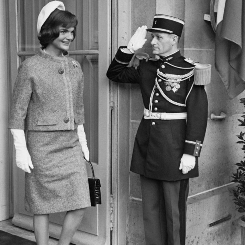 قصة أكثر إطلالات جاكي كينيدي شهرةً بالبدلة الوردية الأيقونية