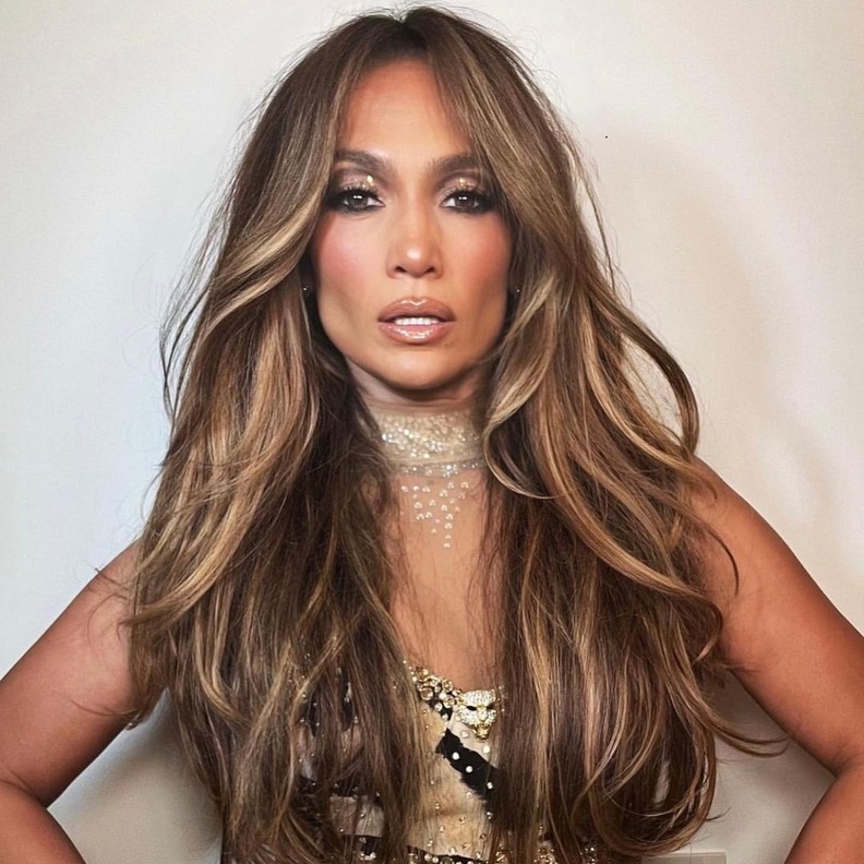 اطلالة جينيفر لوبيز بمكياج ذهبي وبراق