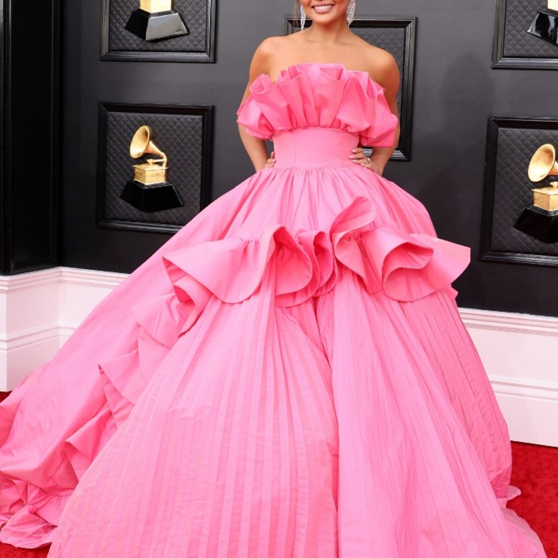 صور إطلالات كريسي تايغن الراقية بفساتين السهرة بمناسبة إعلان حملها