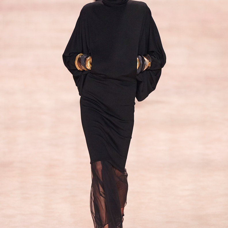 اطلالة مونوكروم أنيقة من مجموعة Saint Laurent لخريف وشتاء 2022