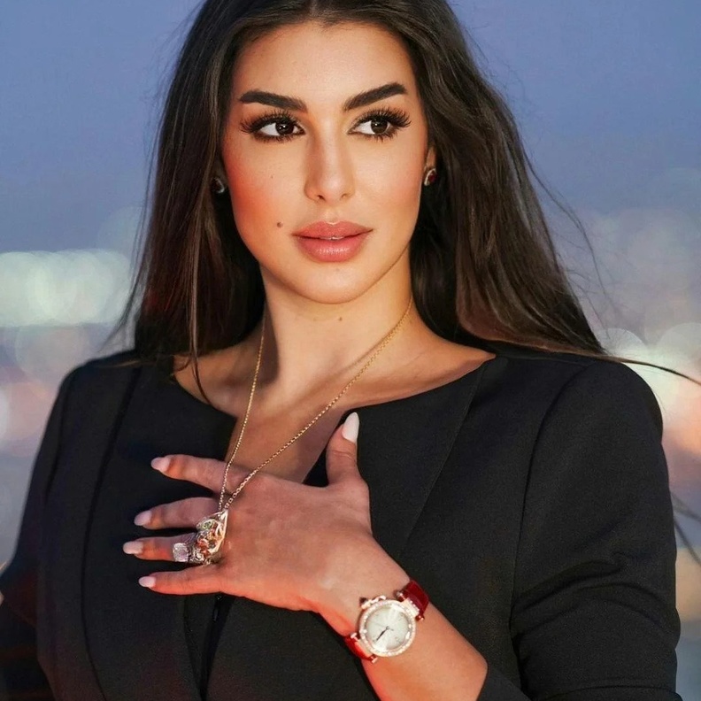اطلالة ياسمين صبري بساعة  Pasha de Cartier من كارتييه مع سلسلة Panthere de Cartier.