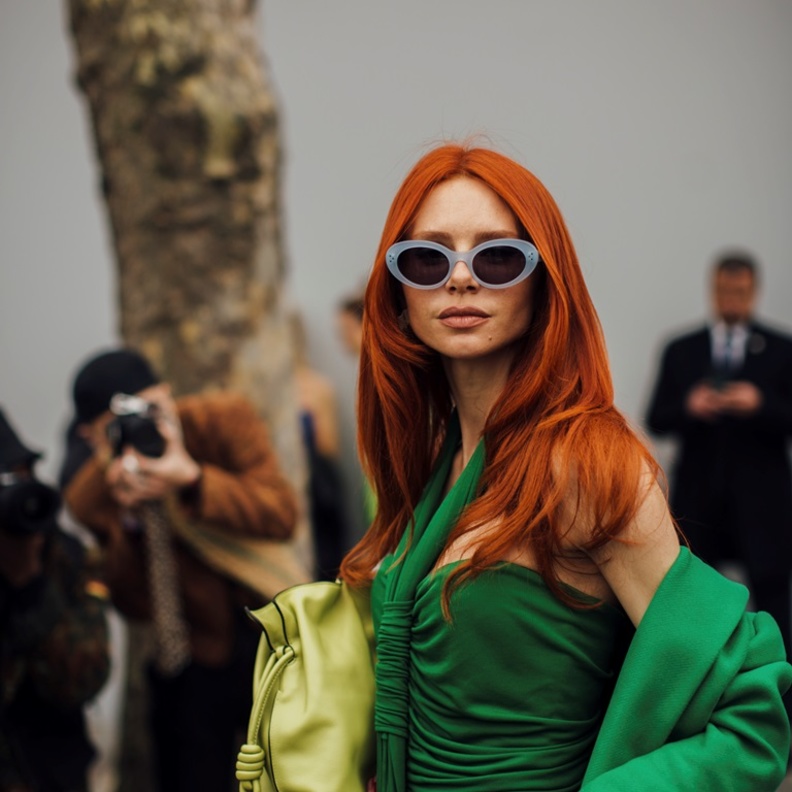 اطلالتك هذا الشتاء تتطلب زوجًا من النظارات الشمسية الزاهية والملونة