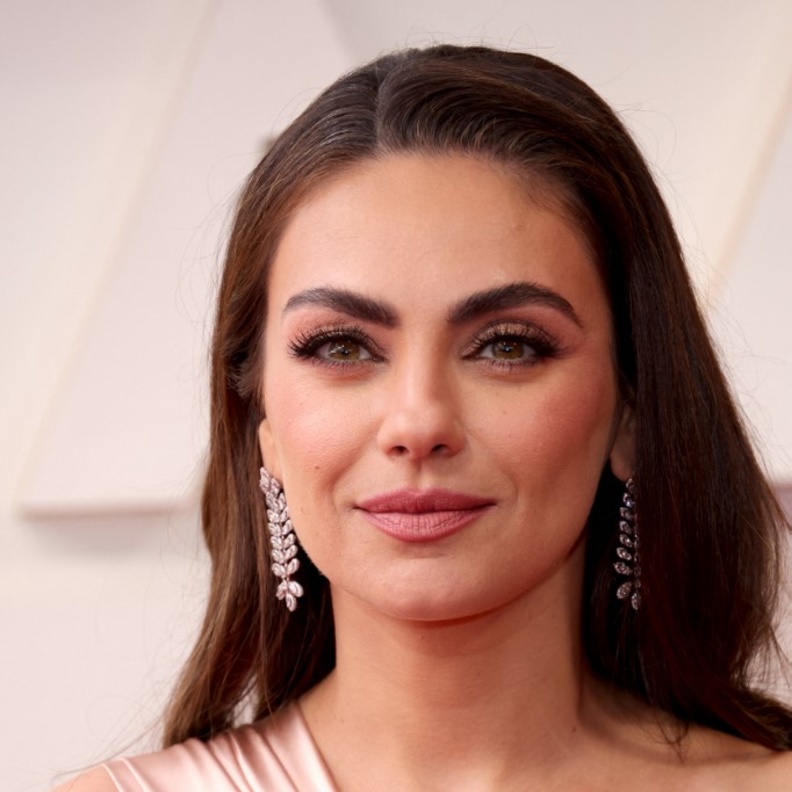 الممثلة الأمريكية ميلا كونيس خلال حفل توزيع جوائز الأوسكار رقم 94 في مسرح دولبي في هوليوود