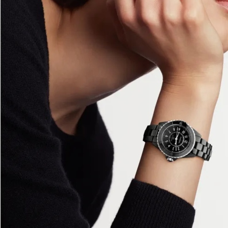 اكتشف أحدث موديلات ساعات J12 من شانيل