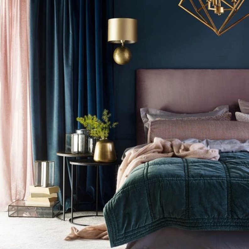 أفكار لإضفاء لمسة من بريق فن الآرت ديكو على غرف النوم