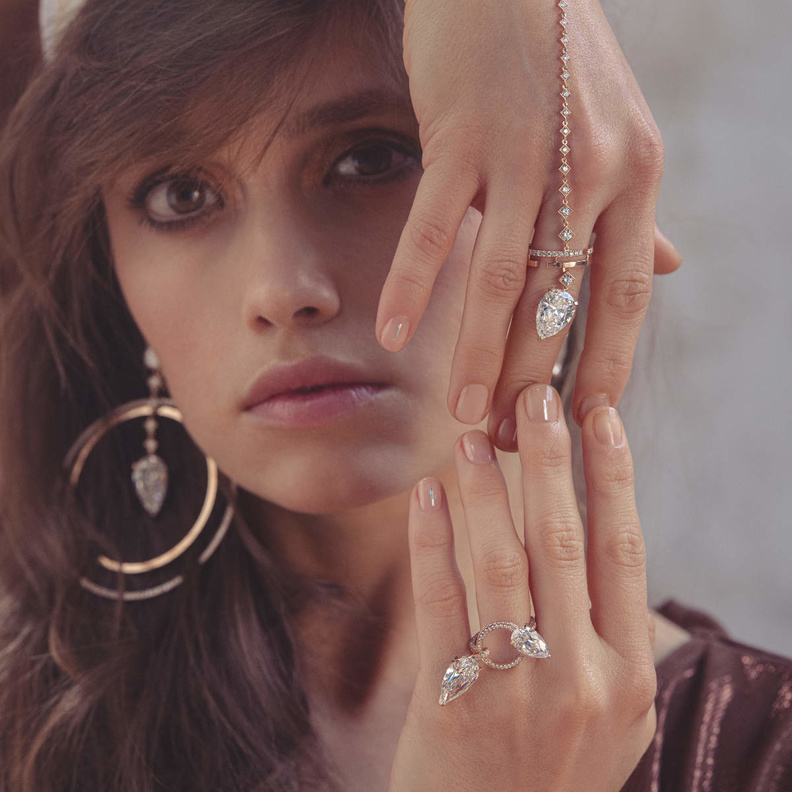 الاسوارة المتصلة بالخاتم من أحدث المجوهرات للجيل الجديد الصورة من جاكي آيش